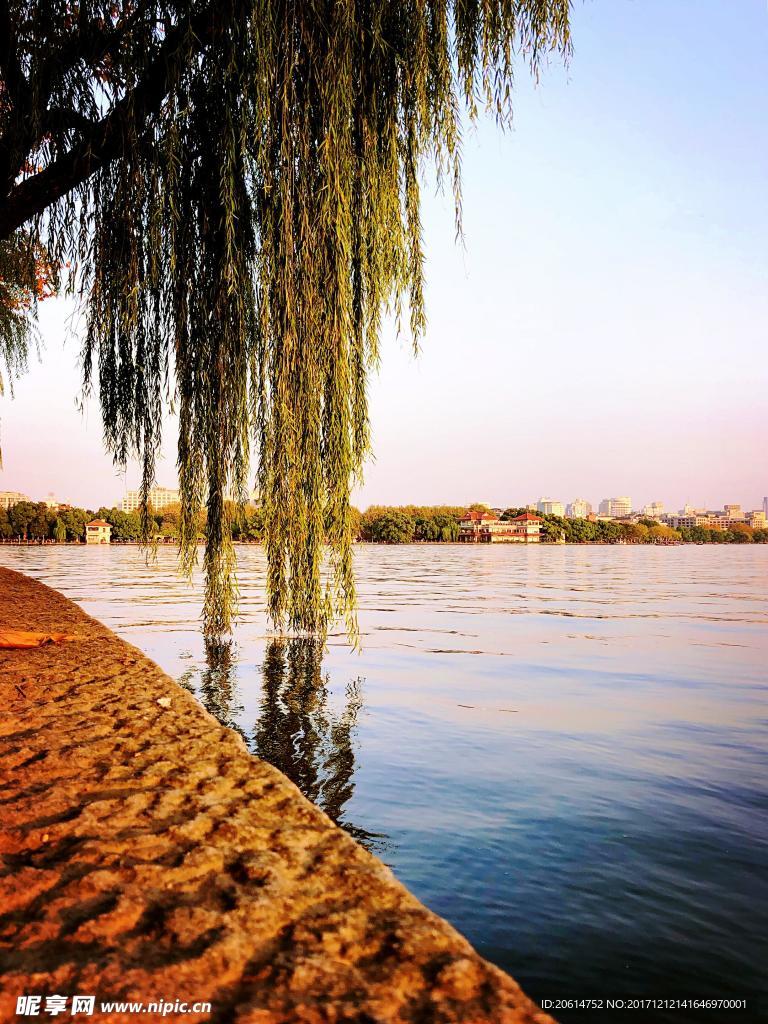 夕阳下的河道风景