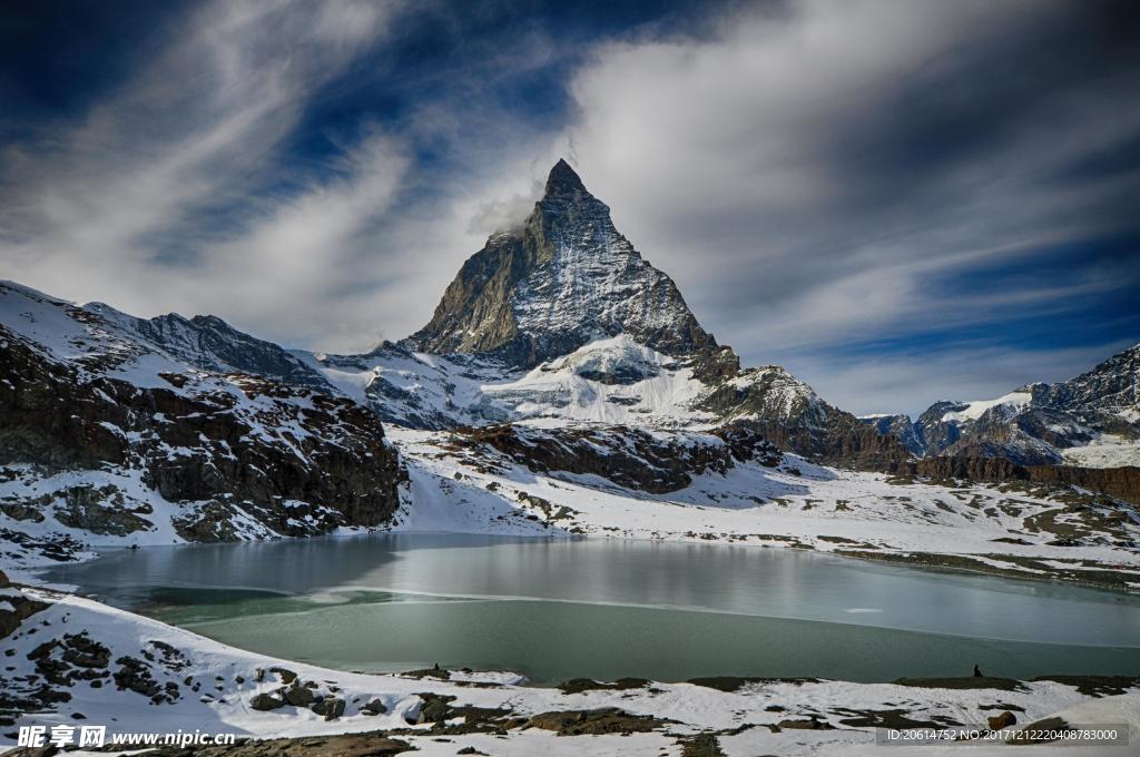 雪山下的湖泊美景