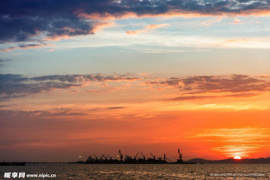 夕阳下的大海美景