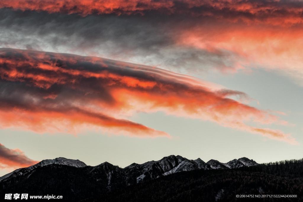 夕阳下的大山风景