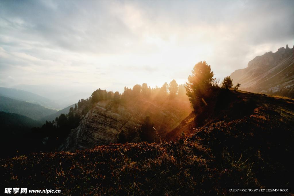 夕阳下的大山风光