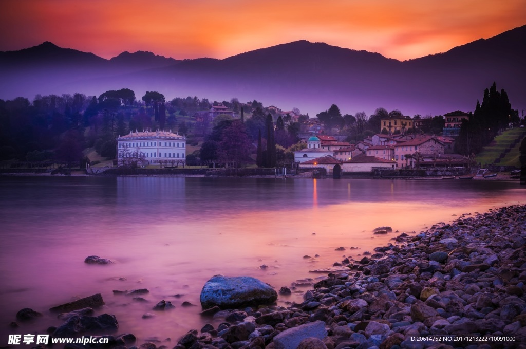 夕阳下的河道风景