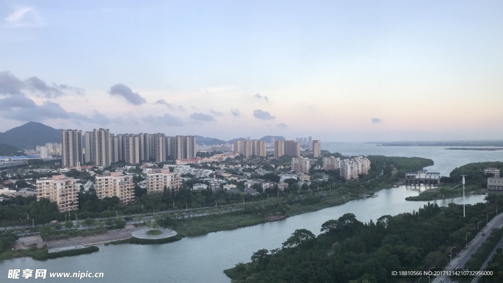 眺望湾边红妆