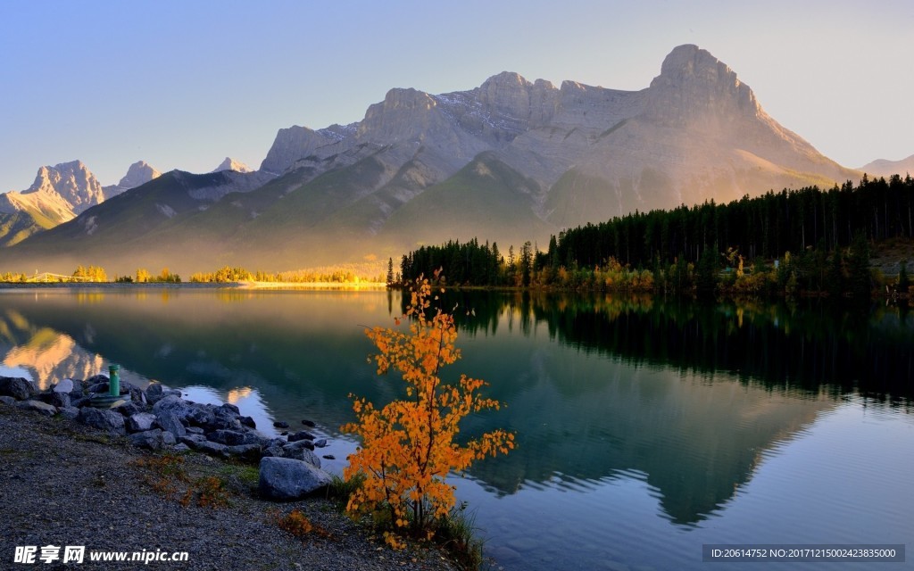 夕阳下的河道风景