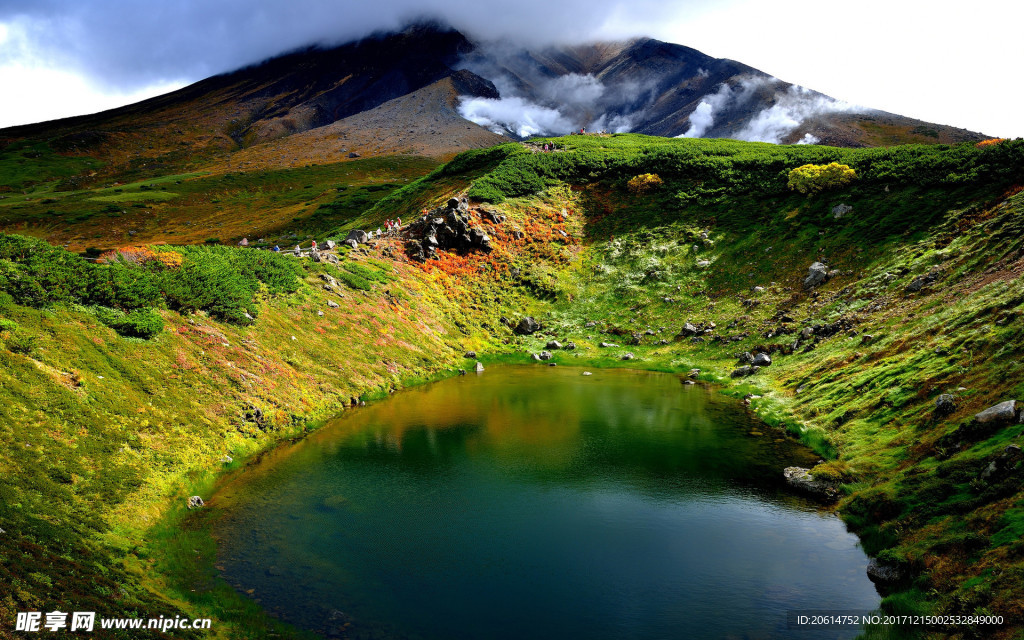 高山上的湖泊美景