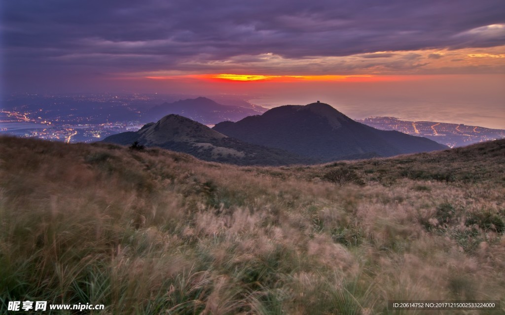 夕阳下的大山风光