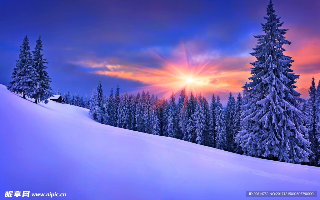 夕阳下的雪山美景