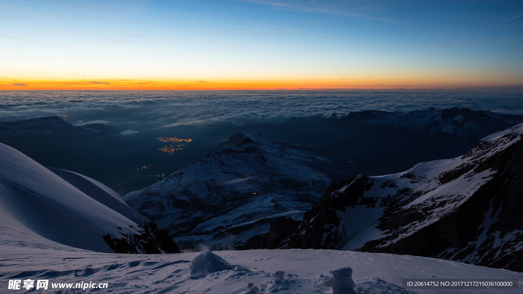 夕阳下的大山风光