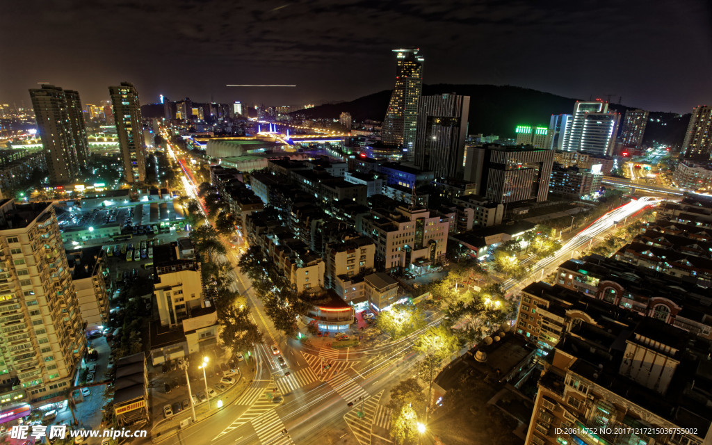 夜色下的城市高楼