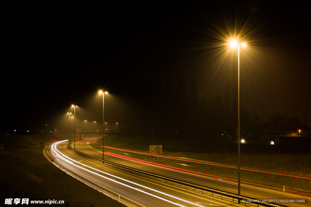 夜色下的道路风景