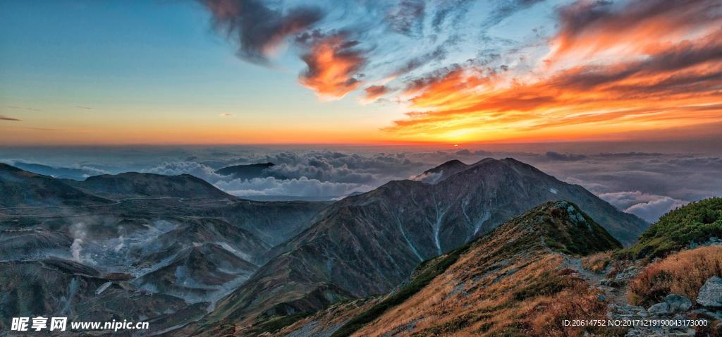 夕阳下的大山风光