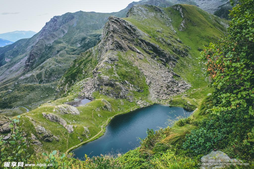 高山湖泊美景