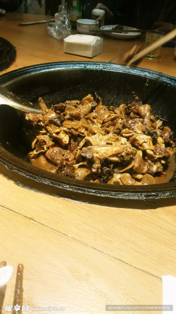 铁锅炖鸡肉