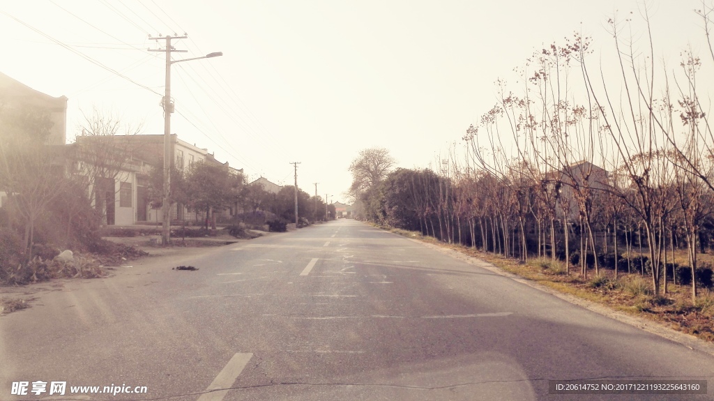 日暮下的乡村道路