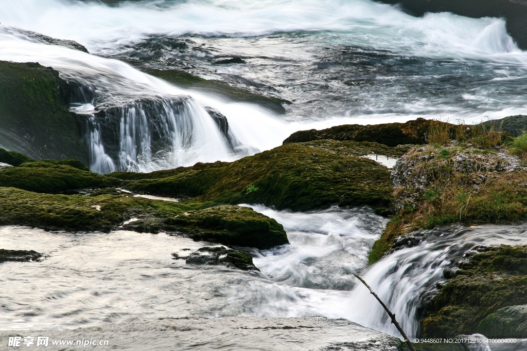 绿苔水流瀑布风景图片