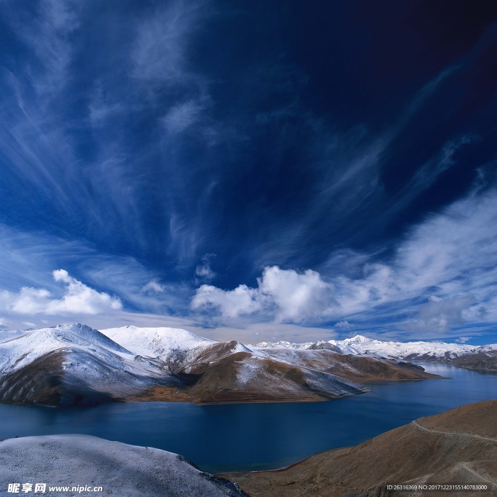 雪山湖泊