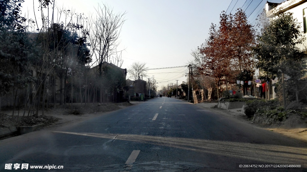 日暮下的乡村道路风景