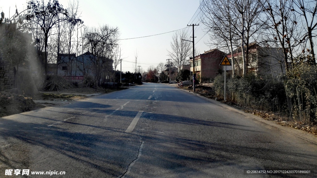 日暮下的乡村道路风景