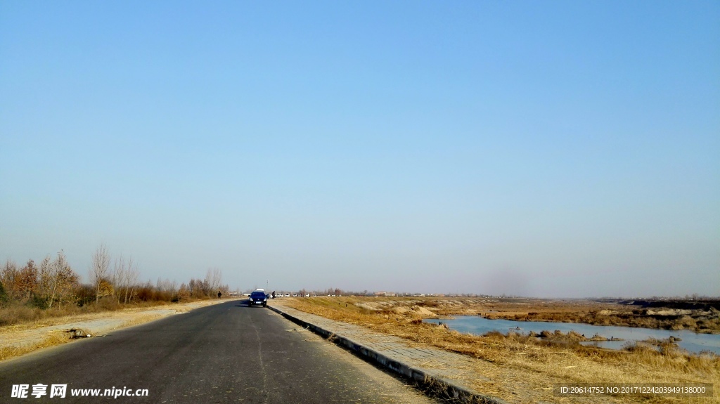 蓝天下的河堤公路美景