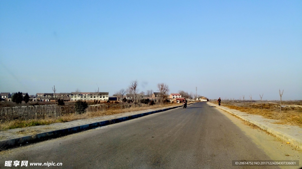 蓝天下的乡村公路风景