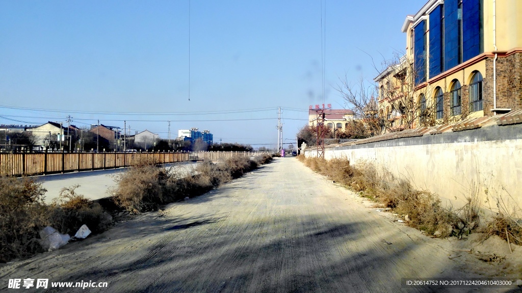 蓝天下的道路风景