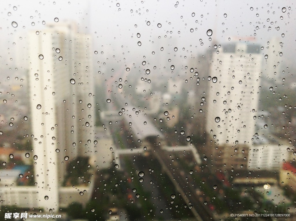 下雨天玻璃