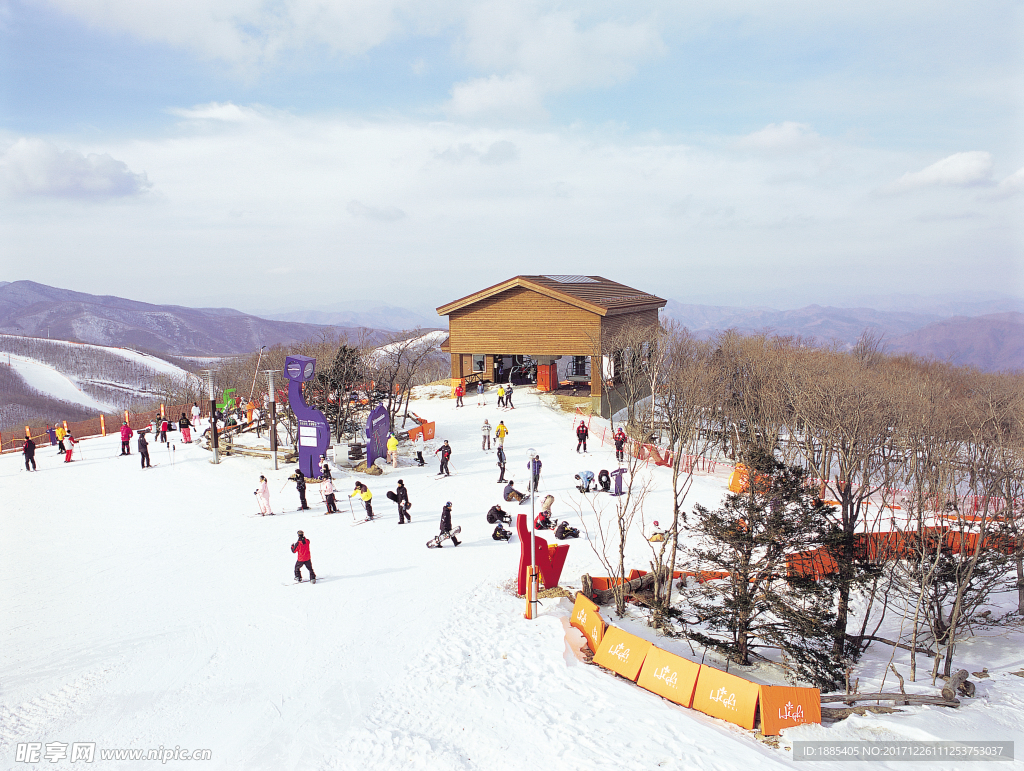 高山冬季滑雪场活动