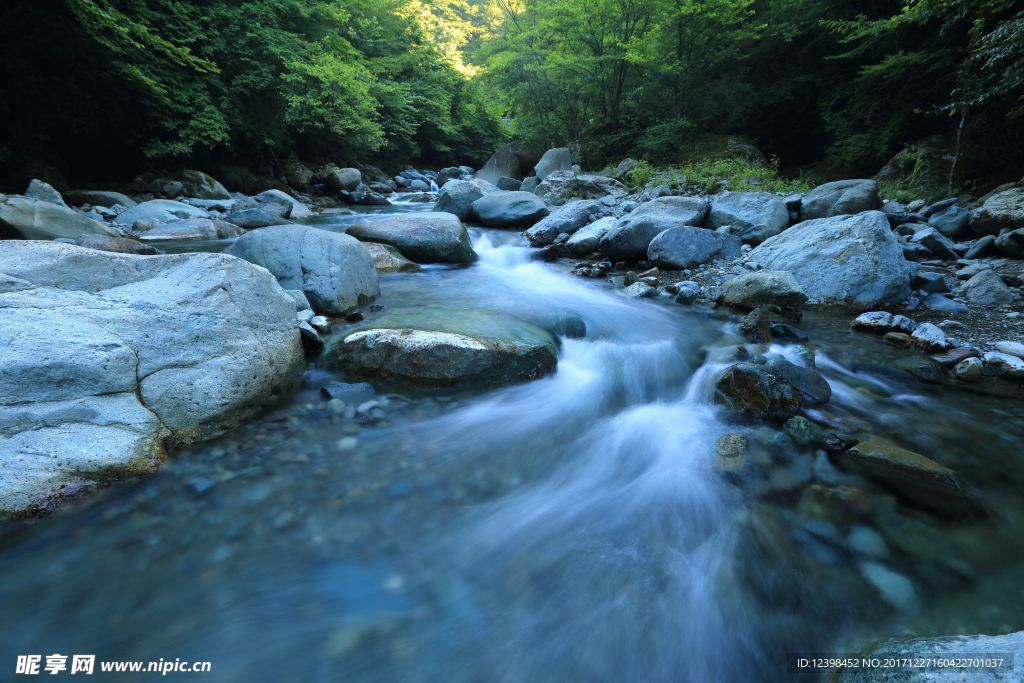 山涧溪流