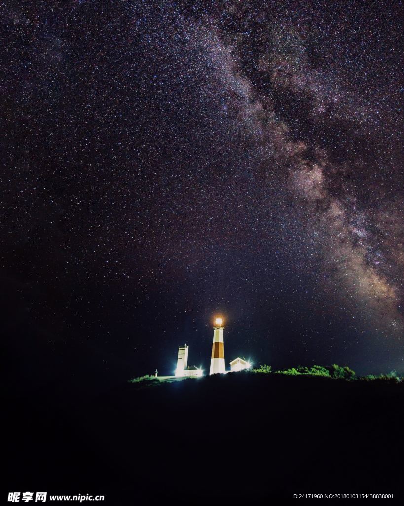 灯塔与夜晚的星空