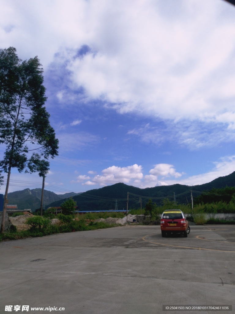 蓝天 白云 教练车