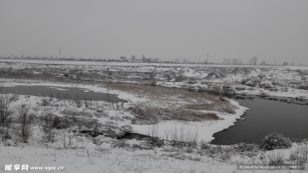 冬日里的河道雪景