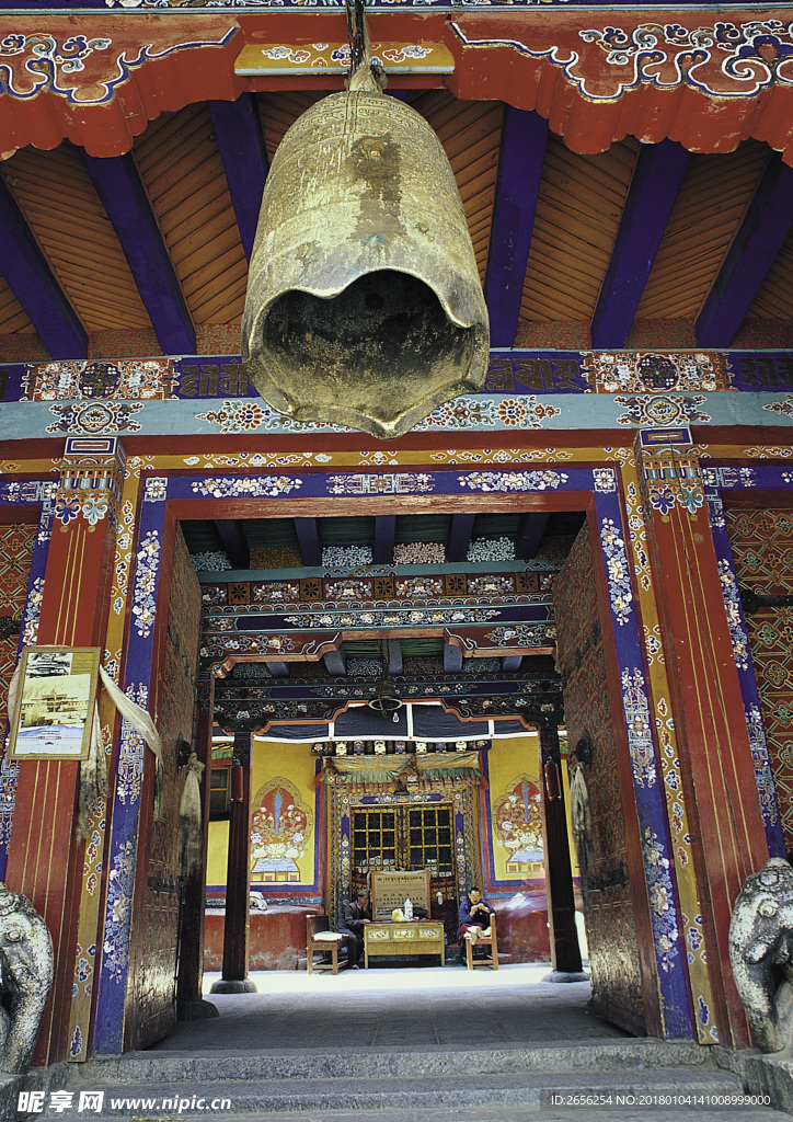 藏式建筑大门巨钟