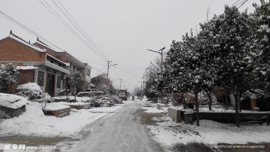 乡村街道雪景