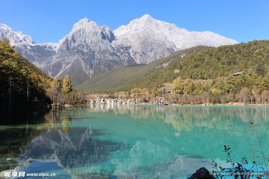 丽江蓝月湖玉龙雪山