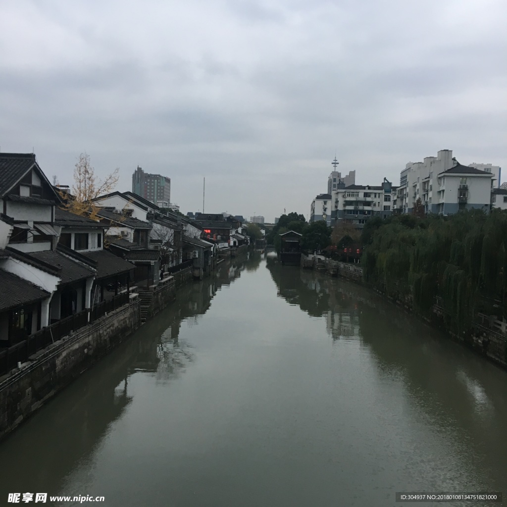 阴天的运河边