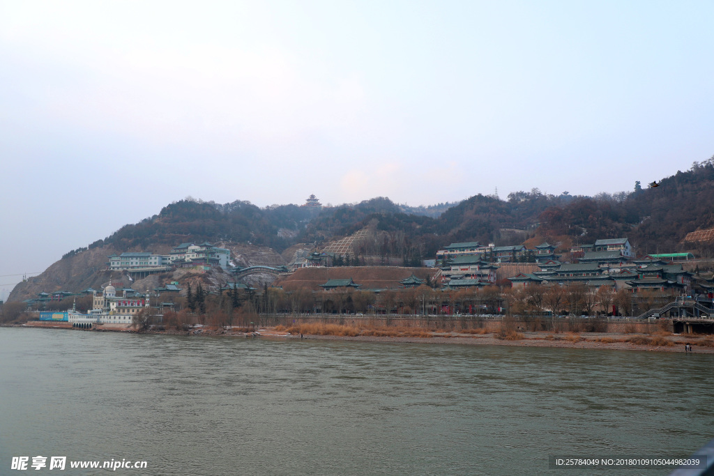 黄河看白塔山