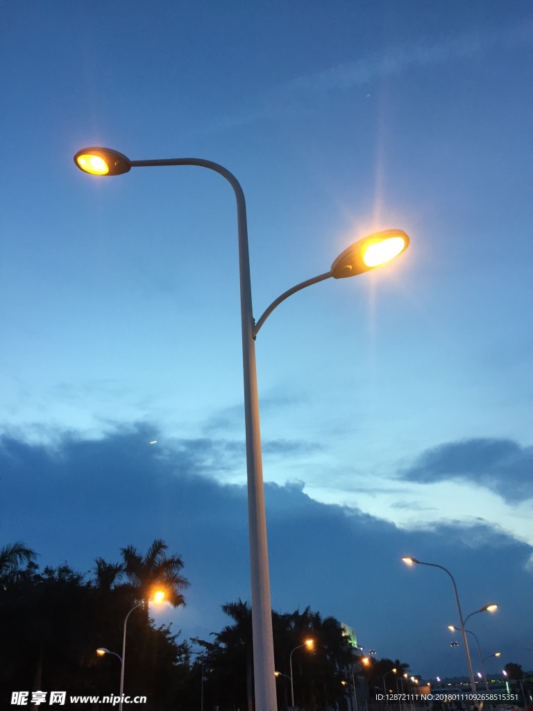 夜晚的路灯