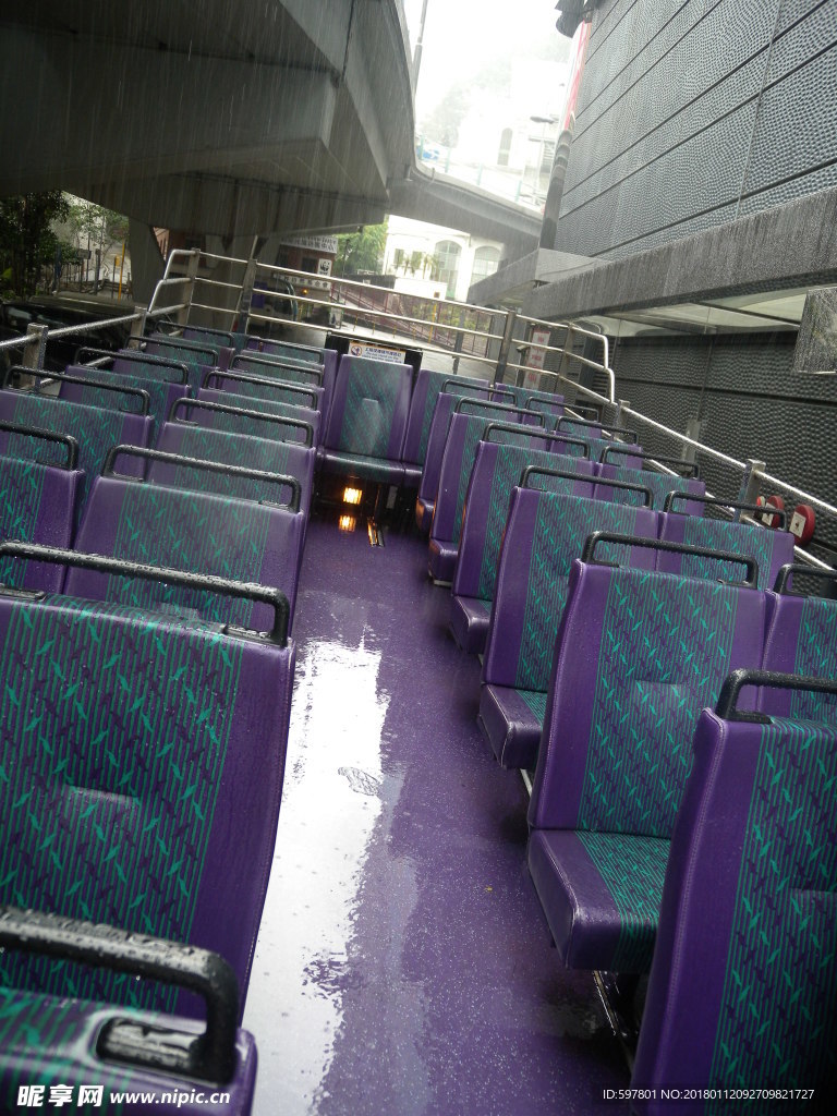 雨中公交