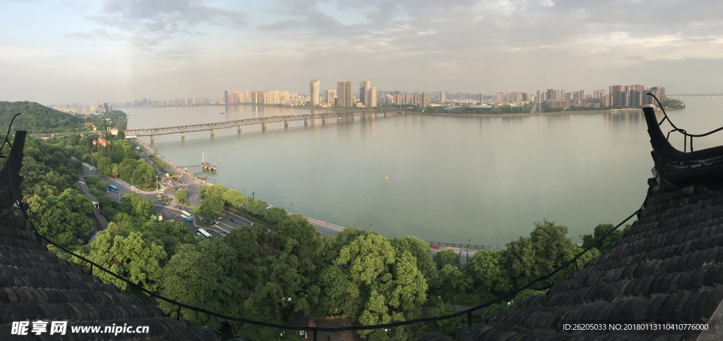 隔岸观景