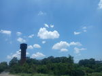 蓝天白云下的水塔