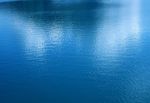 平静蓝色湖水面