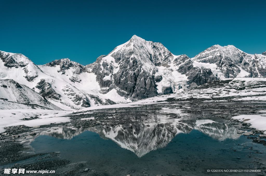 雪山大河倒影