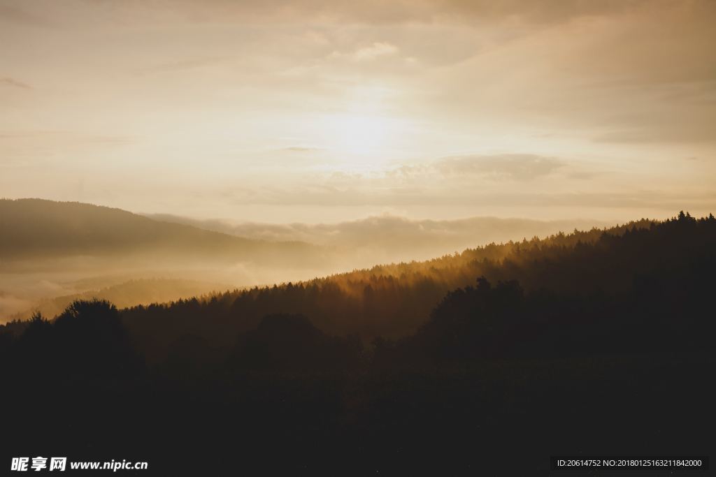 夕阳下的大山风光