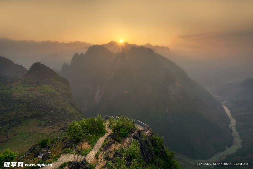 夕阳下的大山风光
