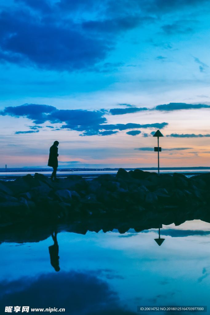 夜色下的河流风景
