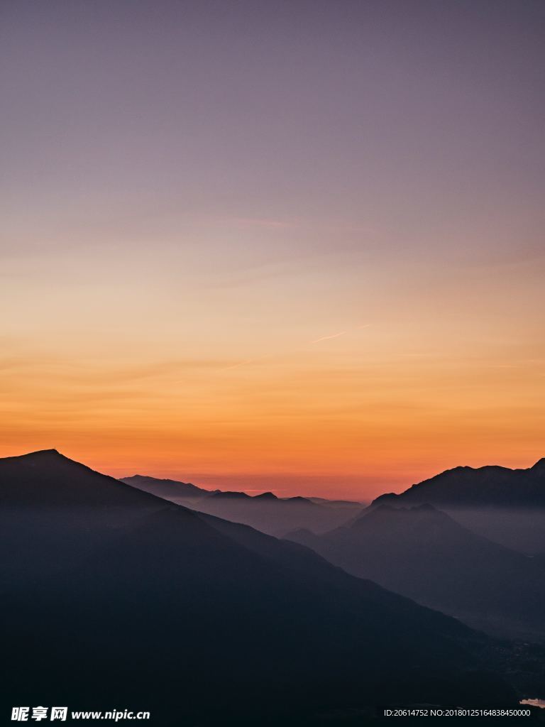 夕阳下的大山风景