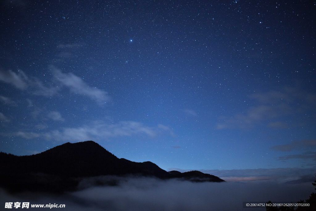 星空下的大山风光