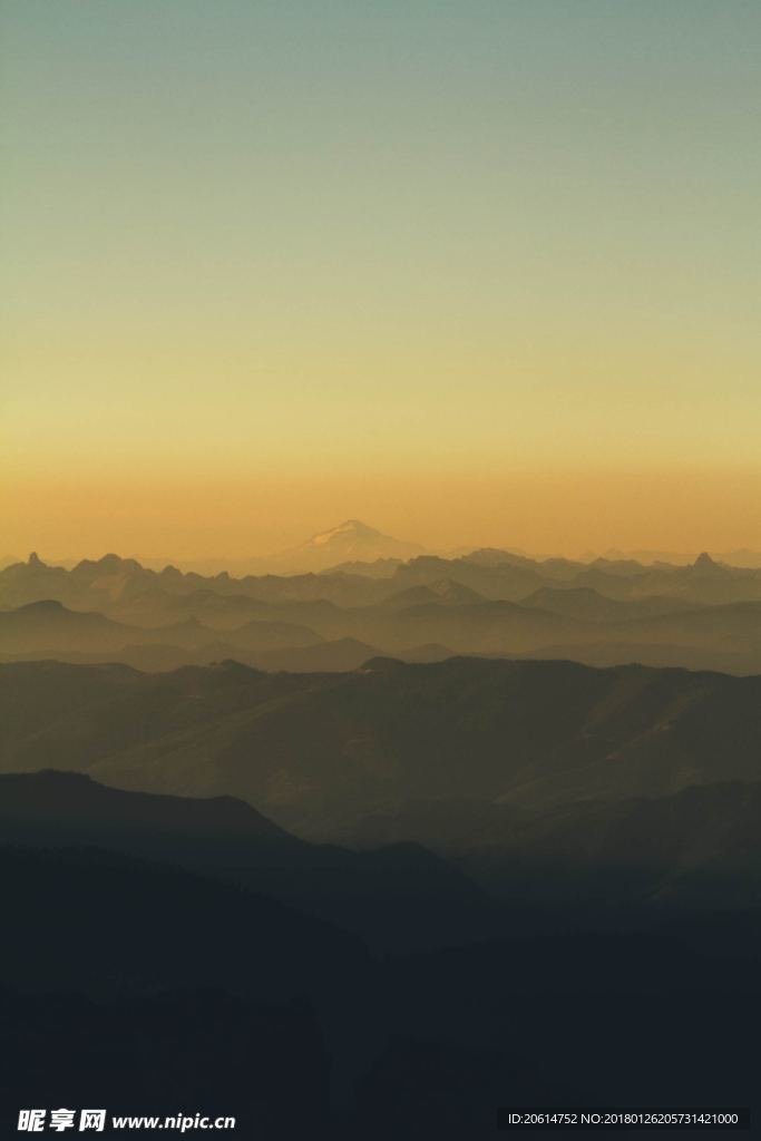 日暮下的大山风光