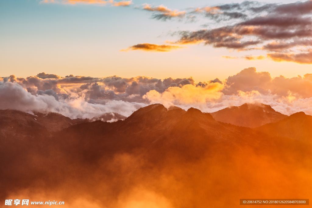 夕阳下的大山风光