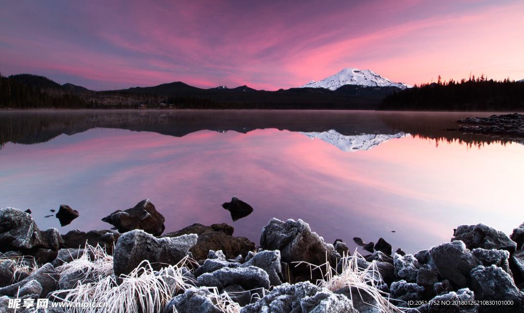 夕阳下的河道风景